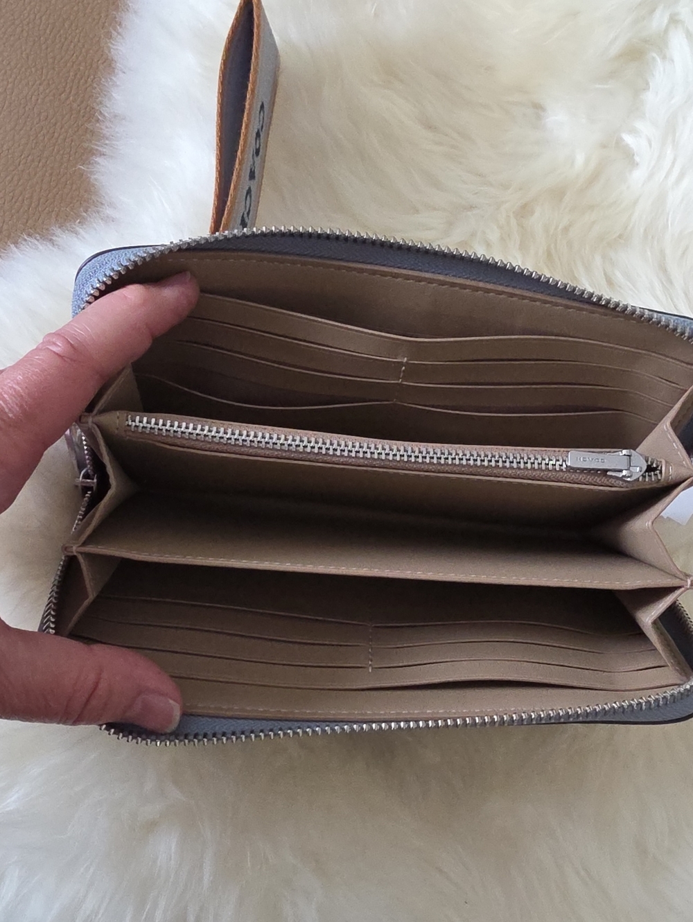 Gorgeous NWT Coach Grey Mist Pebbled Leather Long Zip Around Wallet π©Άππ - Picture 11 of 15